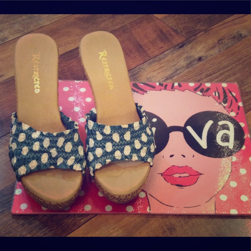 Restricted wedge heeled shoes 7.5